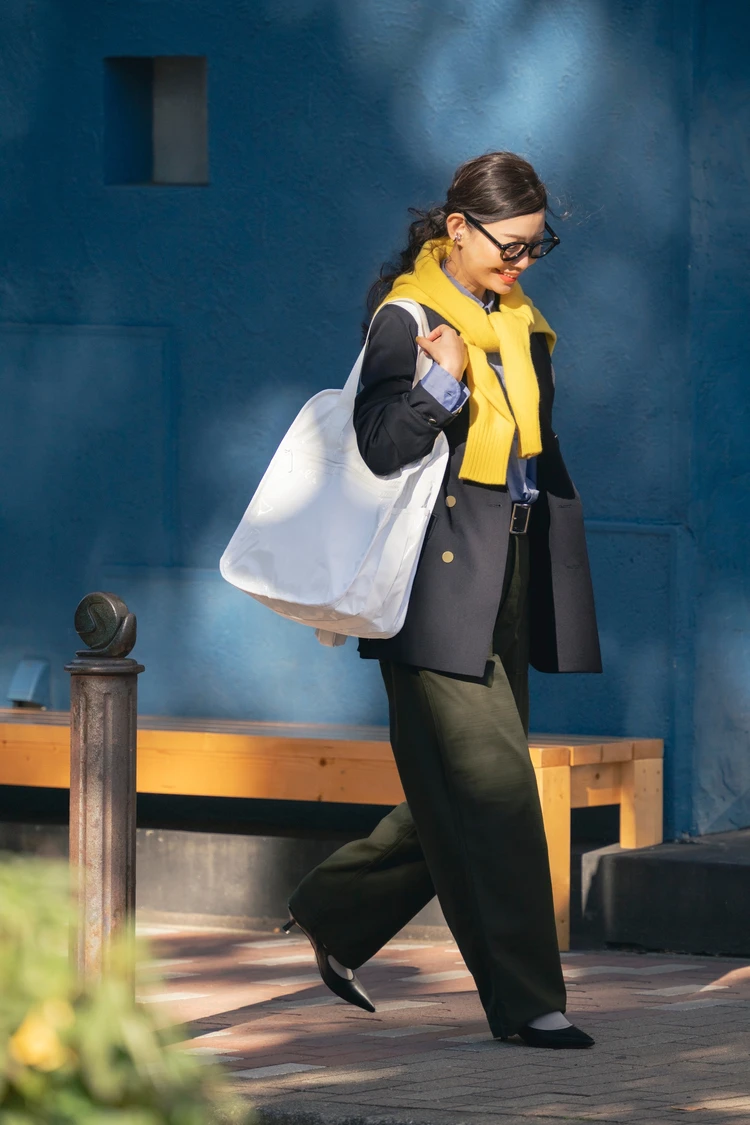 URBAN EDITOR’S BACKPACK4を肩にかけた写真