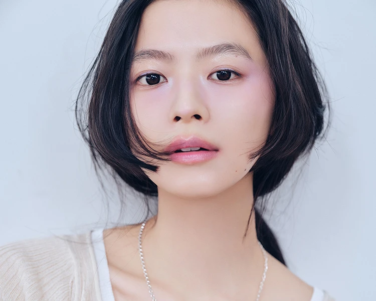 PRADA BEAUTY（プラダ ビューティ）の新作パープルチークで透明感あふれる血色フェイスに！【月曜朝の2割増メイク】
