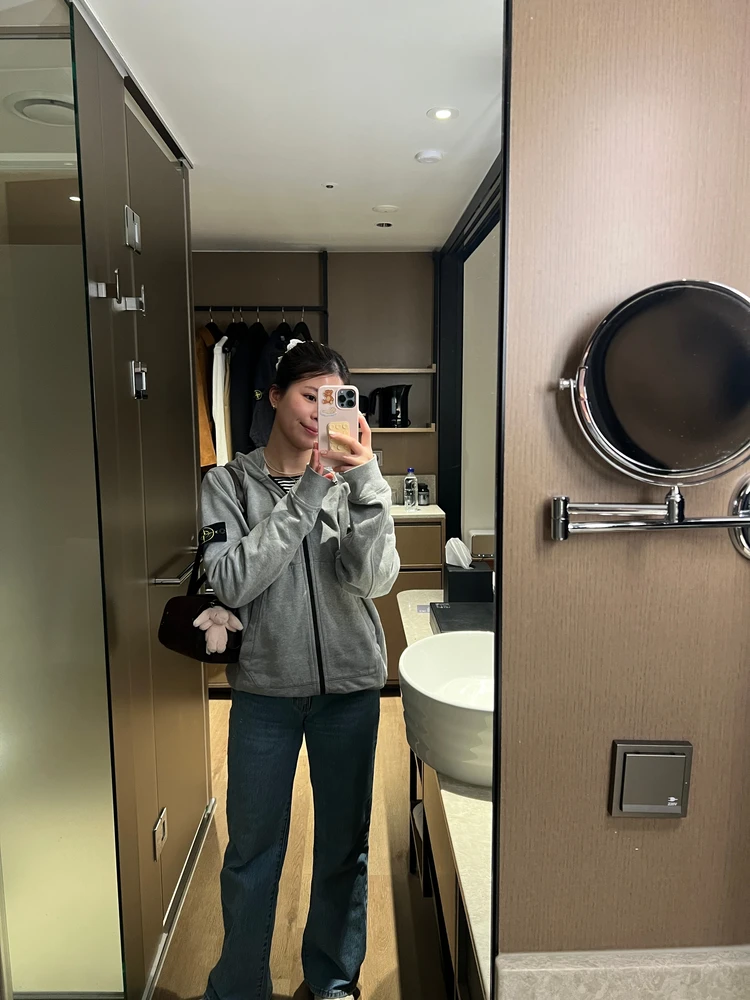 韓国・江南(カンナム)での夜コーデ。12℃の気温に合わせたパーカーとデニムの30代女子の旅行服