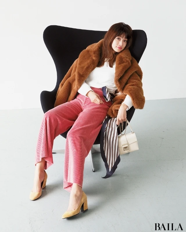 ラフに羽織ったブラウンファーが、ドラマチックに盛り上げる