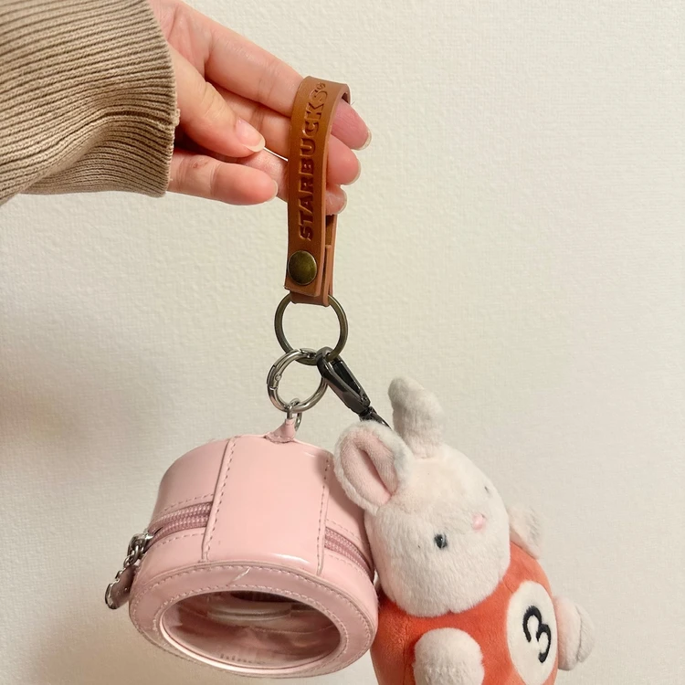 ストラップには別のキーホルダーをつけています