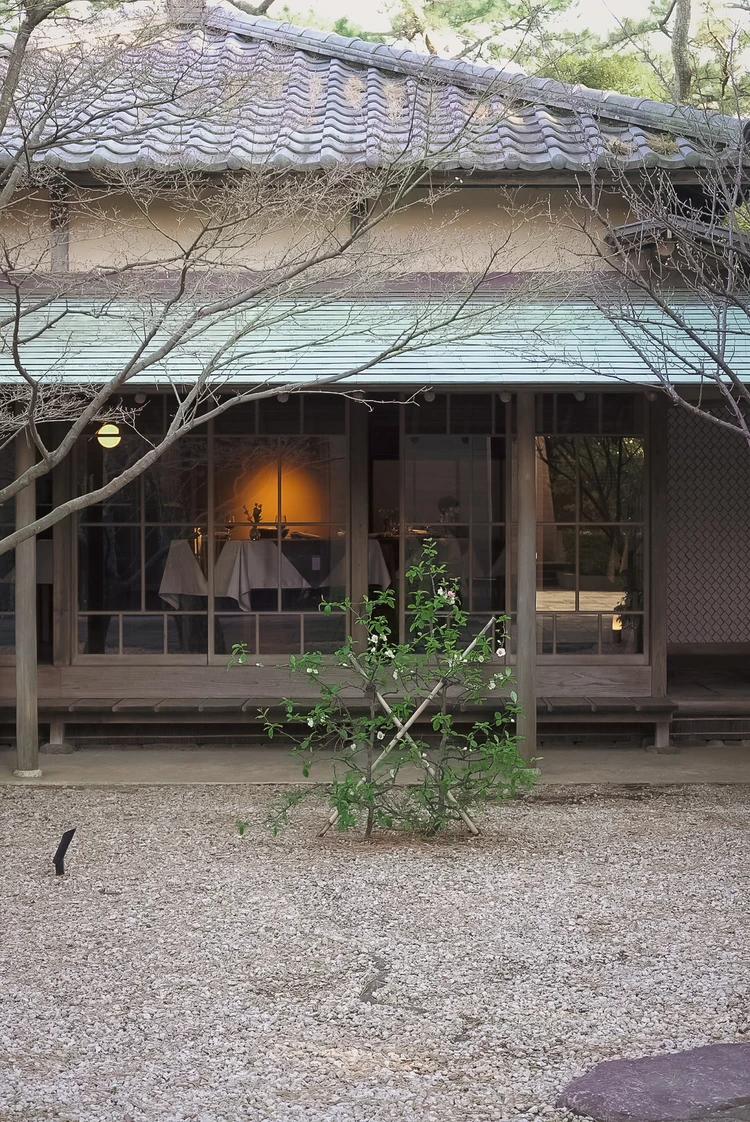 登録有形文化財にも指定されている茶亭。