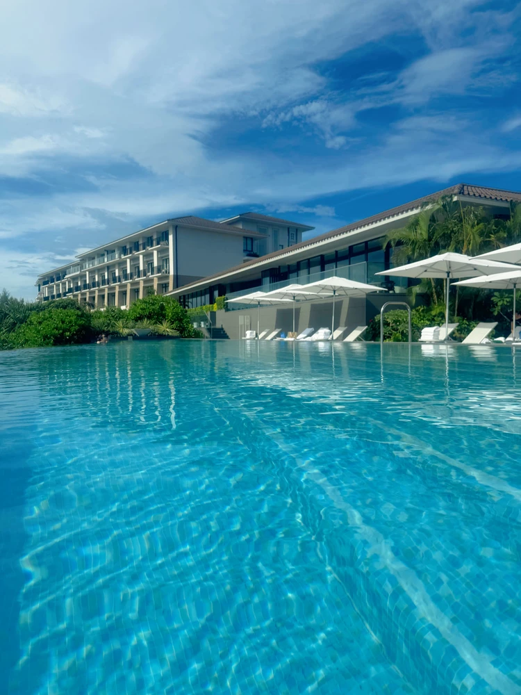 ハレクラニ　沖縄　プール