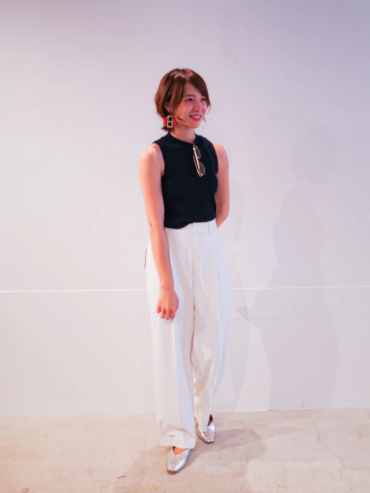 上品なネイビーカラーのUNIQLOブラトップを使った着こなし。白ボトムと合わせて都会的なカジュアルコーデに。