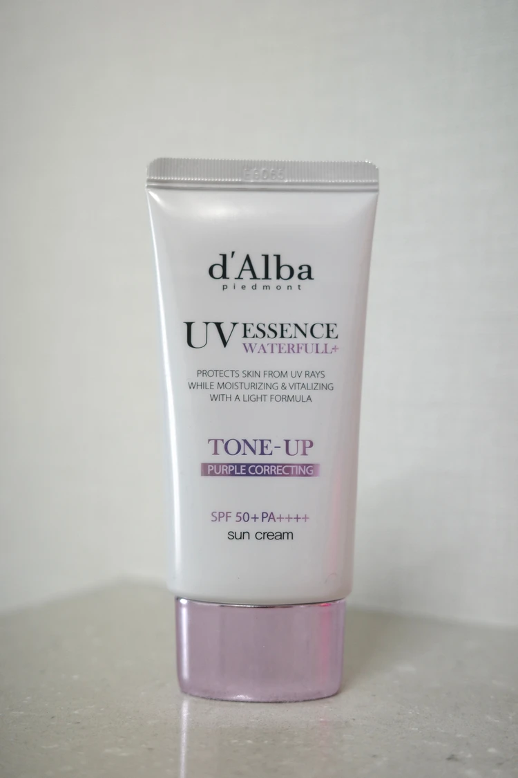 d'Albaトーンアップサンクリームのテクスチャー|自然なツヤ感がわかる手元アップ