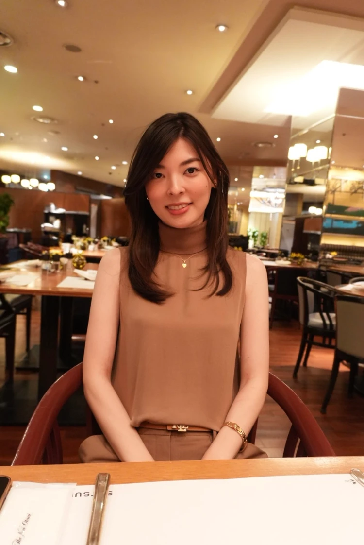ベージュのハイネックノースリーブ