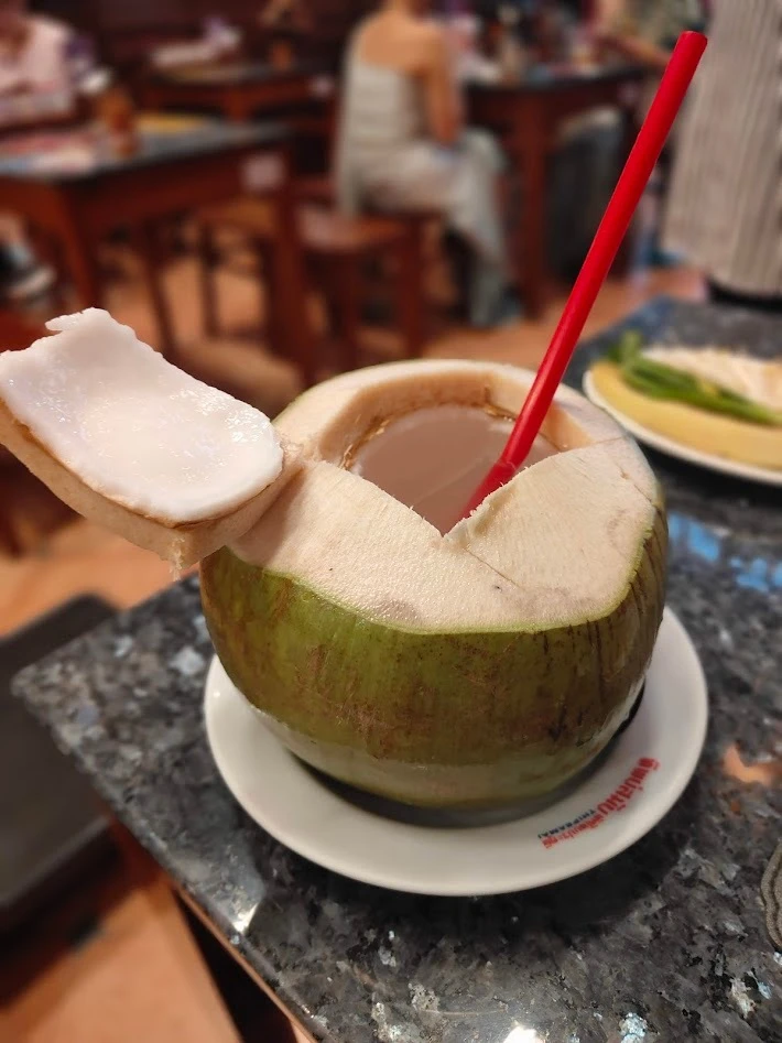 ティップサマイ　フレッシュココナッツジュース