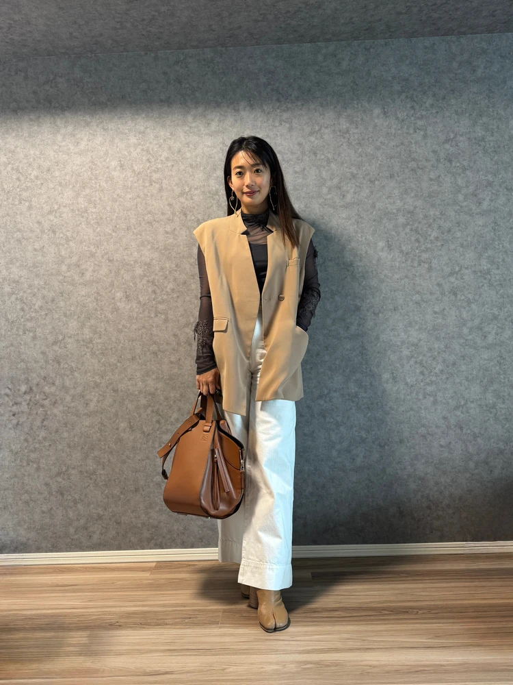 【ジレを使ったブラウンコーデ】白デニム×ブラウンTABIブーツ×シアートップスで楽しむ休日コーデ_2