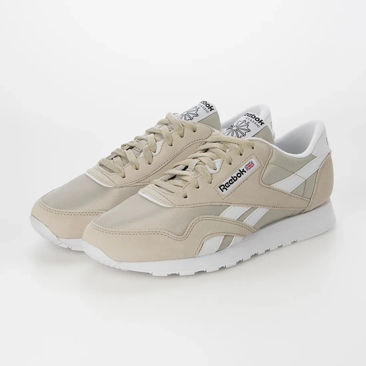 リーボック　クラシックナイロン　ベージュ