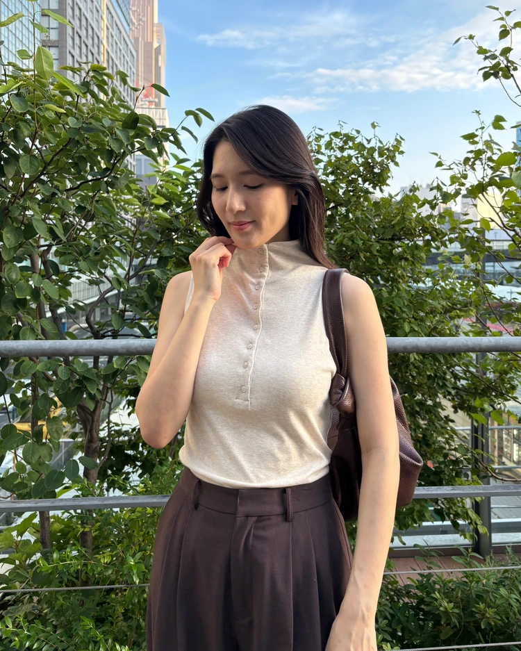 ZARAで見つけた¥2,990のハイネックトップスが、まだ暑い秋にぴったり！_1