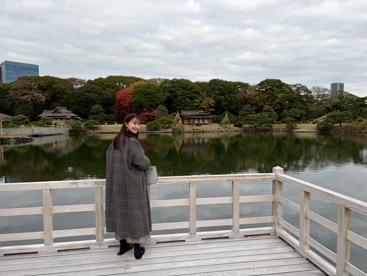 浜離宮恩賜庭園 中島の御茶屋　景色を楽しむ女性