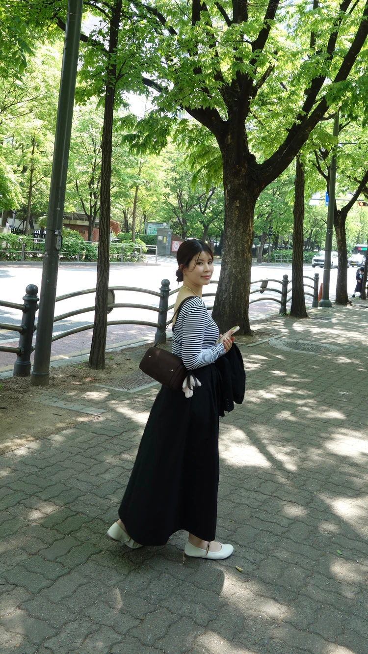 韓国・汝矣島(ヨイド)にある百貨店ザ・ヒョンデ・ソウルへ向かう途中の緑が綺麗な道のりで、ボーダーと黒いスカートを履いた30代女子のコーディネート
