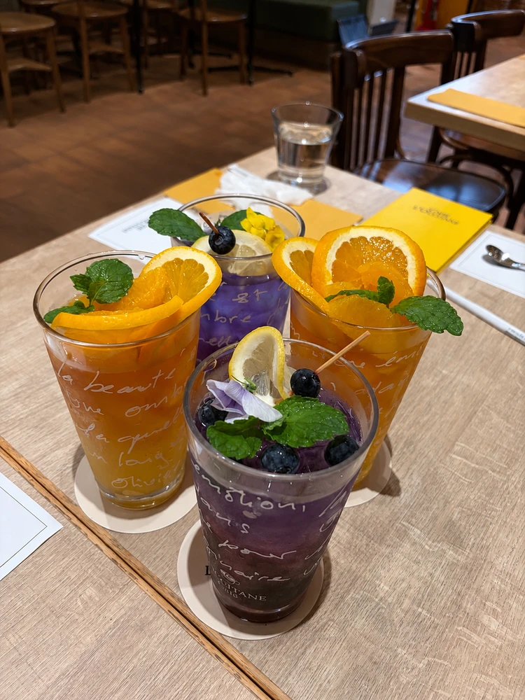 カラフルなドリンクが写っている写真