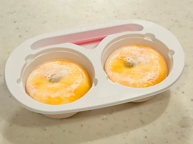 トレーに入った雪見だいふくPREMIUM〈濃熟マンゴー〉。オレンジもち生地が見える開封直後の様子