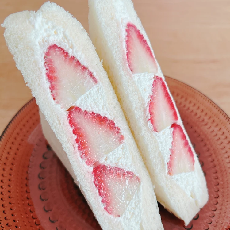 「ファミマの白をまとったいちご狩り」いちご＆ホイップ