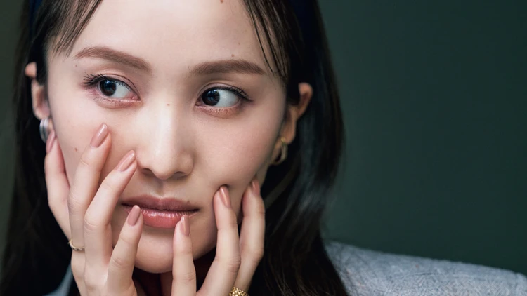 【百田夏菜子さん×ヘアアレンジ】取れかけ風巻き髪ベースでアップデートする、トレンド「ヘアバンド」アレンジ