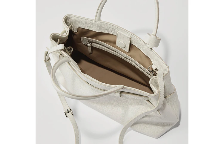 トーヴ MIMI TOTE S ¥41,800　折り畳み傘やタンブラーが余裕で入る収納力もポイント。