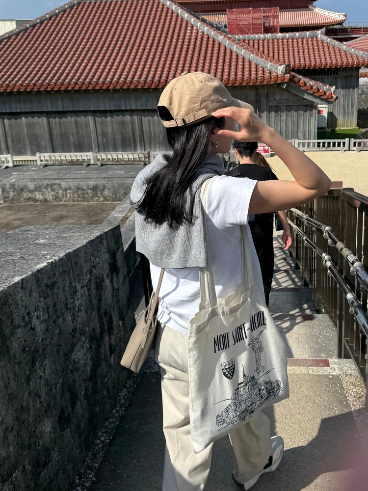 3日目、Tシャツにニットを肩掛けしたコーデ