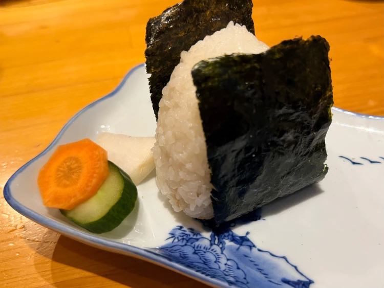 締めにぴったりな、ふんわりと優しく握られてパリッとした海苔が巻かれた美味しそうなおにぎり