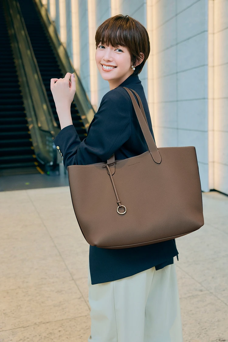 佐藤栞里 荷物の多い日の通勤は、大容量トート「アリーナ」に決まり!