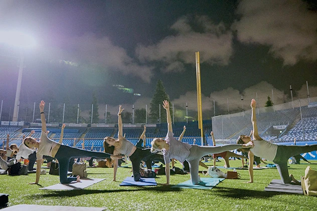 全身で大地を踏みしめるようなポーズは、デスクワークで縮まりがちな体を伸ばす効果も。