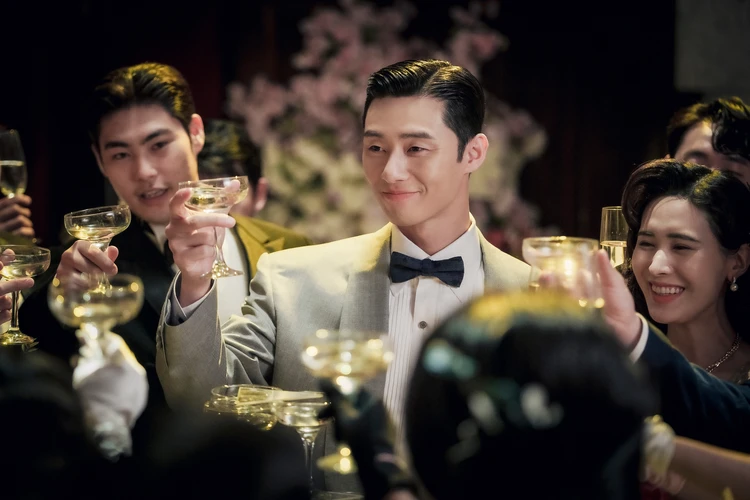 京城クリーチャー 主演パク・ソジュンの乾杯シーン