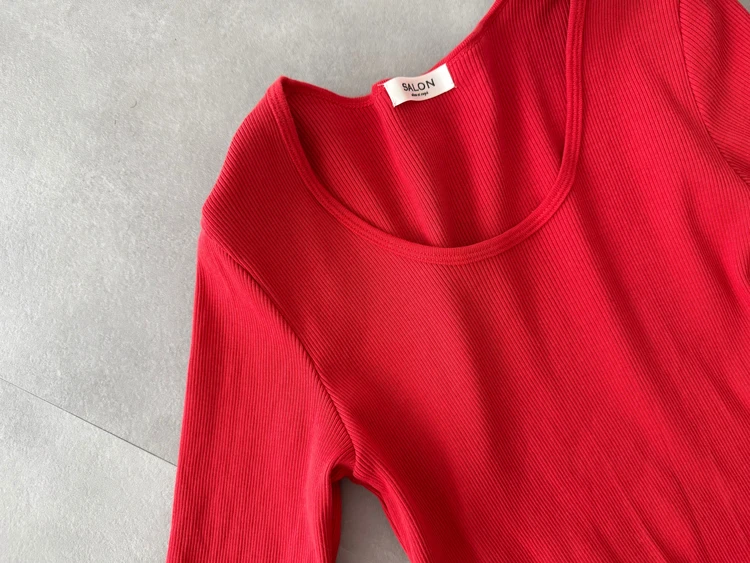 【骨格ウェーブ】いつものコーデに飽きたら赤！失敗しないカラートップス選びのコツ_2