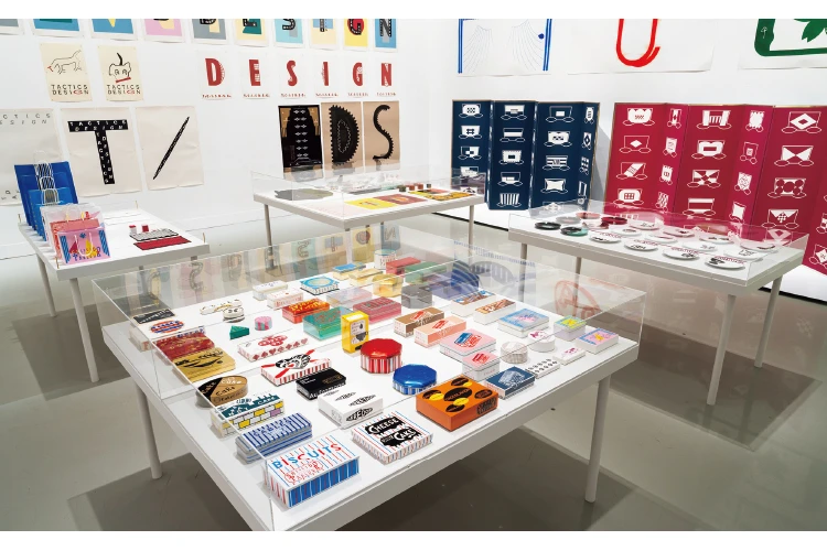 資生堂パーラーのお菓子のパッケージや展覧会用（2005年）の屏風のアート作品なども