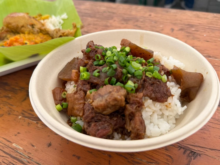 「HAL YAMASHITA」の牛すじ味噌煮込み丼