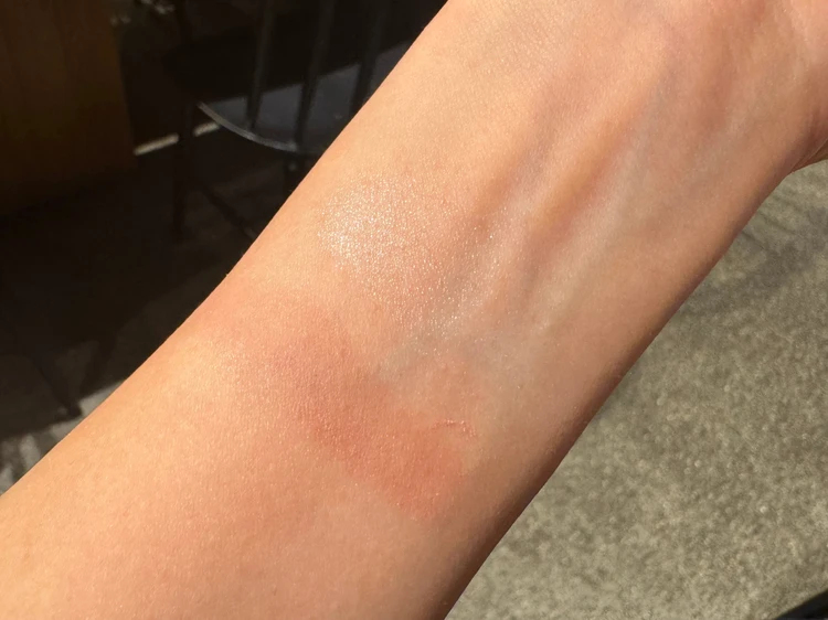 腕に色味を試してみました。