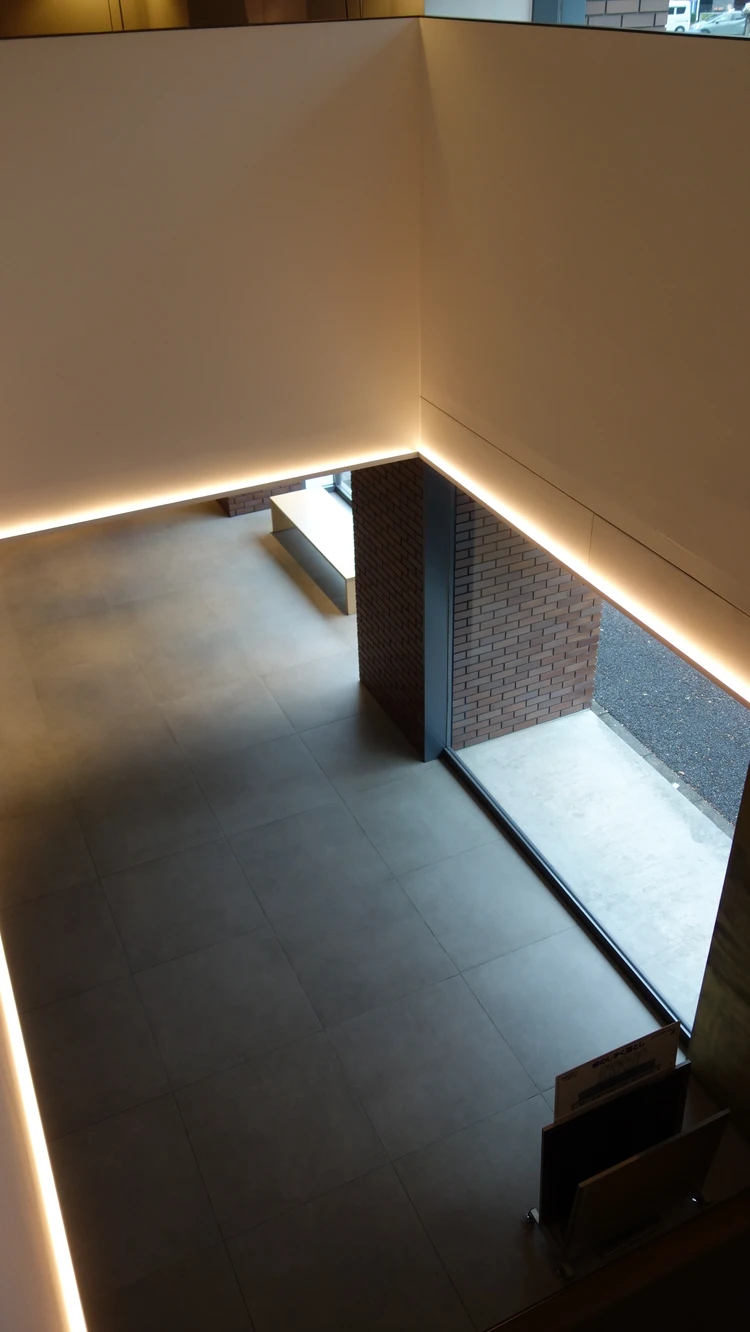 東京・馬喰町のデザインホテル DDD Hotel のミニマルなエントランス