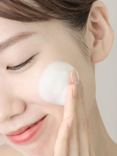 「フルフィルメント ピュアリティ ホワイトフォーム」の泡を頬にのせた舟山久美子さん