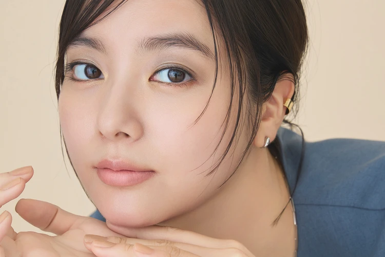 シャネル秋新色コスメで「ニュアンスグレーメイク」