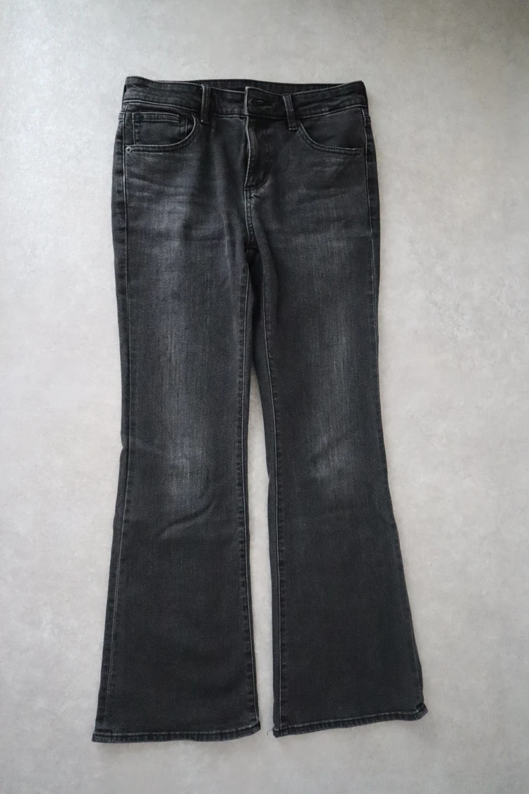 テキスト GU ジーユー スリムフレアジーンズ 標準丈 脚長 美脚 デニム 晩夏 コーデ グレー