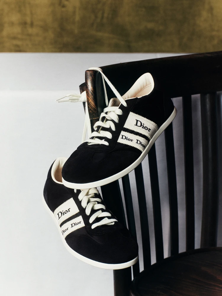 新作「ディオール リボン」スニーカー