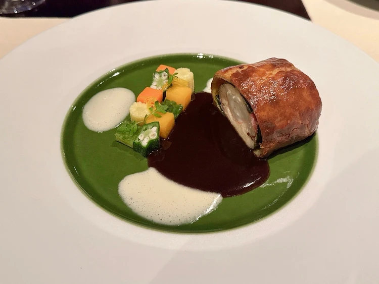 魚料理｜イセエビのパイ包み焼き 二色のソース