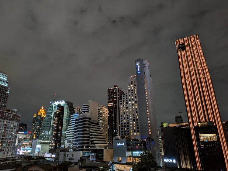 フラッシュバック ルーフトップ バー　夜景