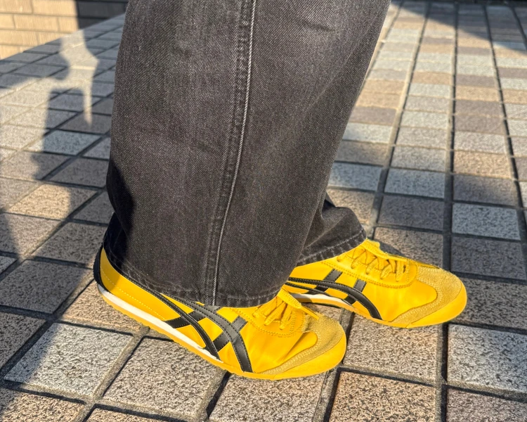 海外SNAPで人気！オニツカタイガーが大人モノトーンに効く#スニーカー部_2