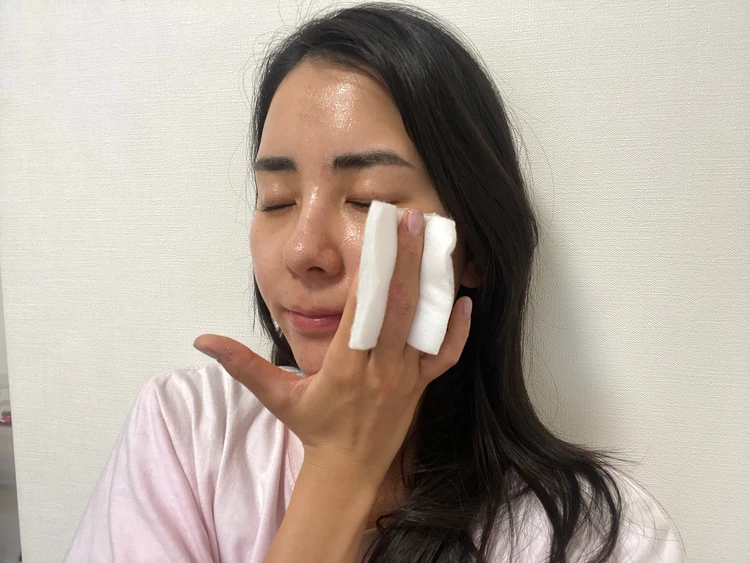 顔に乳液を塗ってる写真