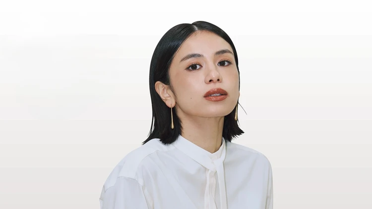 【ボウタイブラウスコーデ】細めのつくりのボウタイでフェミニンコーデにモードなエッセンスを 【BAILA今日のコーデ】