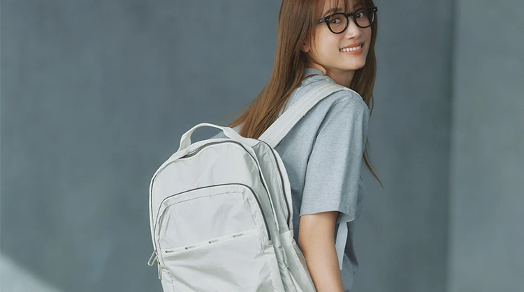 【春の通勤バッグとスニーカーは白＆ベージュで！】きれいめスタイルに軽やかな抜け感を