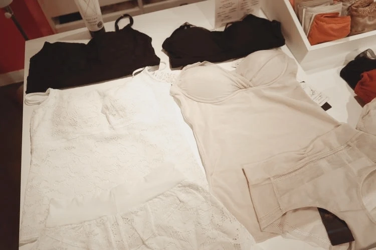 BRADELIS New York ブラデリス　ニューヨーク　表参道　フィッティング　体験　補整下着　育乳　ノンワイヤー　レーシィブラキャミ　新作　LiftMeUp 　ブラキャミ