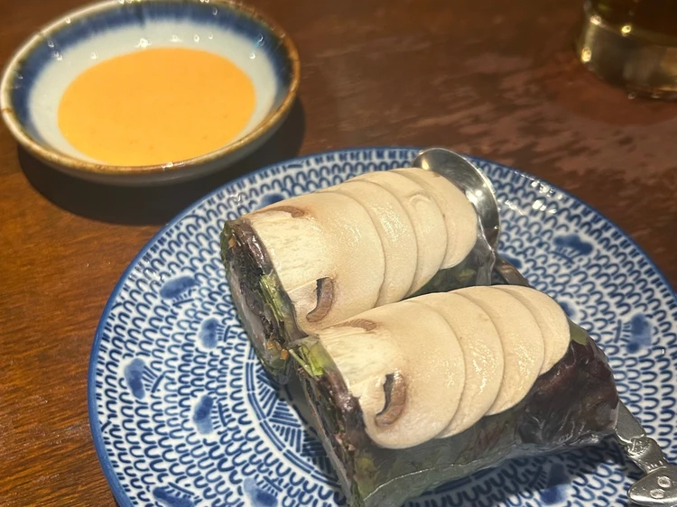 薄くスライスされたマッシュルームと鶏肉の生春巻き、ピリ辛シラチャ―ソース添え