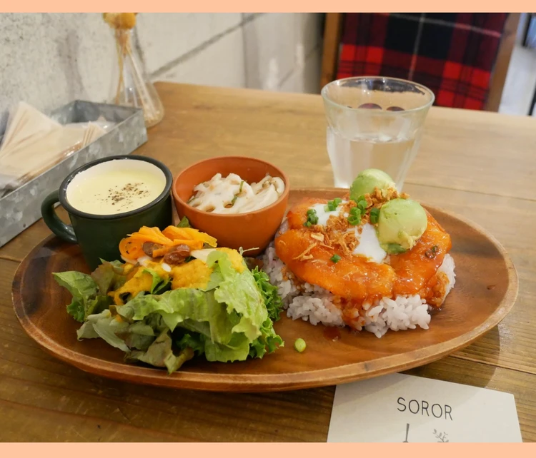 新大塚 カフェ「CAFE SOROR」アボカドサーモンゆっけ丼