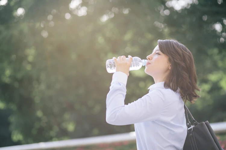 夏 水分補給する女性