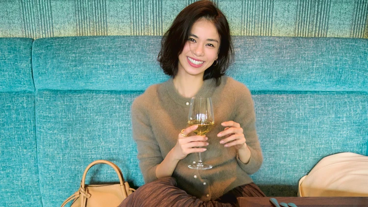 【ブラウンコーデ】やわらかニットとシアースカートでワントーンコーデに奥行きを【BAILA今日のコーデ】