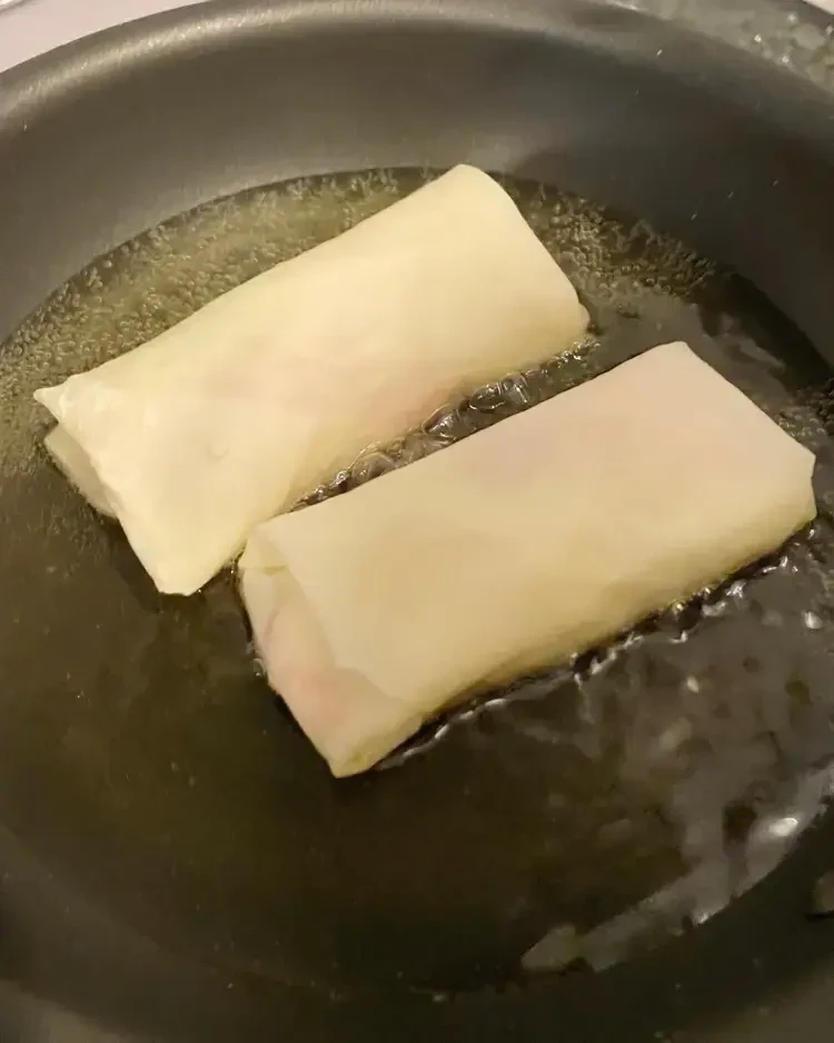 長谷川あかり レシピ 千切りキャベツとクリームチーズの春巻き 料理シーン