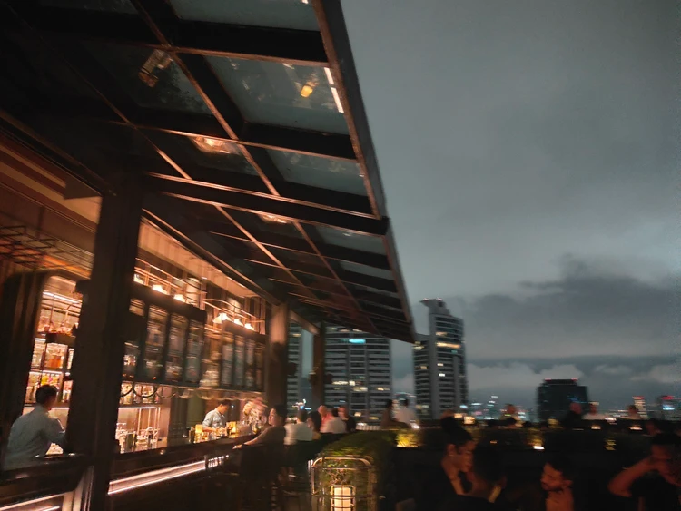 ABar Rooftop　バンコク　ルーフトップバー　雨