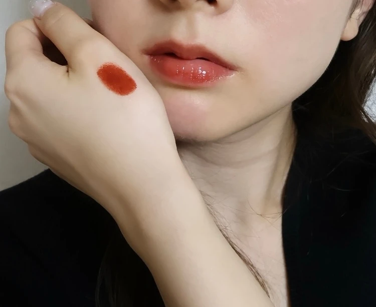 た唇のアップ。ブラウンニュアンスの絶妙なカラーが上品な印象に。