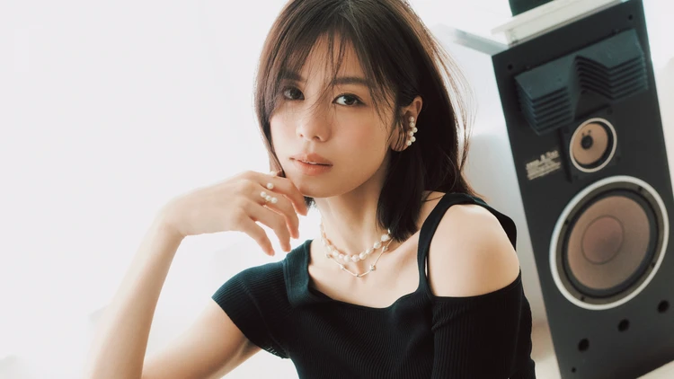 【ジュエリーコーデ】予定調和じゃないパールで大人の肌見せ服に気品と個性を【BAILA今日のコーデ】